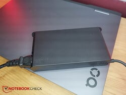 A fonte de alimentação de 230 W da Lenovo