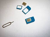 Cartões SIM em três tamanhos e um pino ejetor sobre uma superfície branca