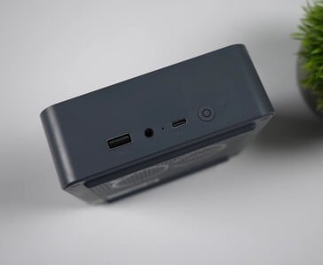 A parte frontal de E/S do mini PC Beelink EQi 304 apresenta uma porta USB Tipo A, um conector de áudio de 3,5 mm, uma porta USB-C e um botão liga/desliga.