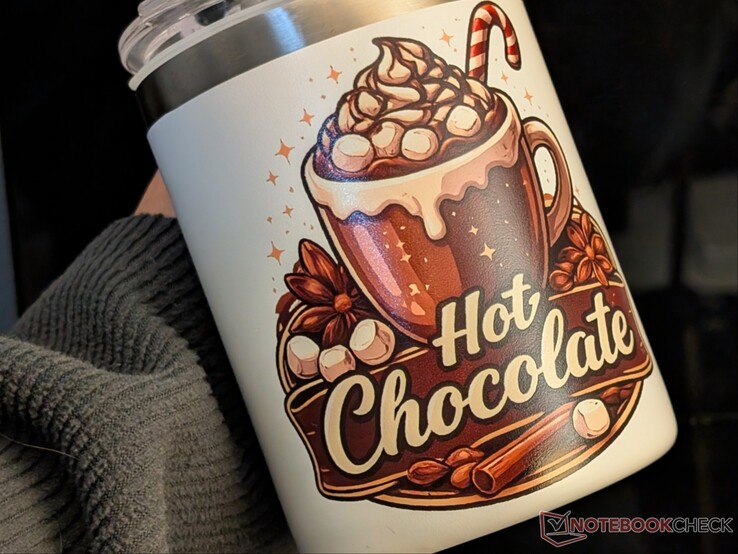 Caneca impressa com camada de brilho.