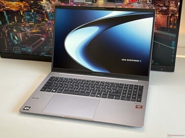 ExpertBook PM5 G2 com um bom painel IPS.
