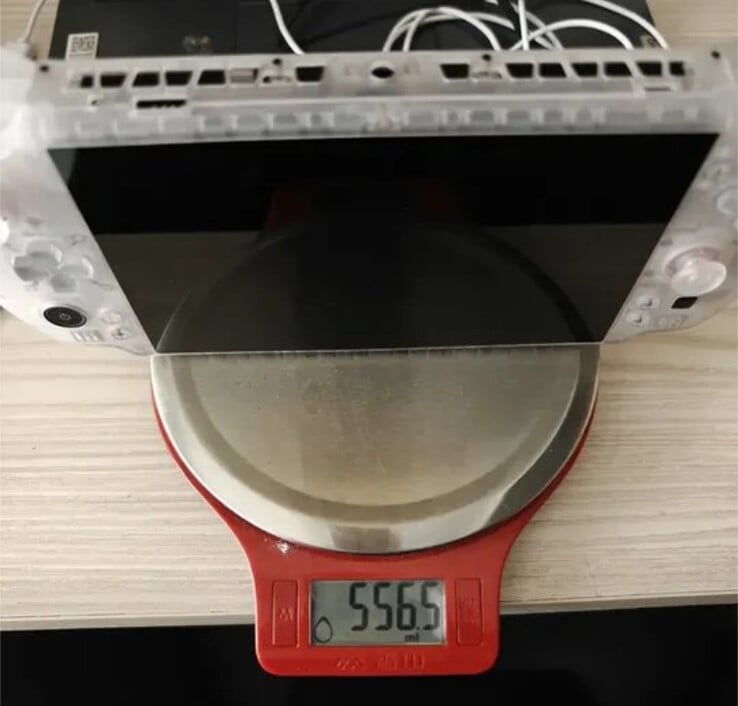 Um protótipo do GPD Win 5 em um acabamento branco translúcido. (Fonte da imagem: GPD via Cary Golomb)