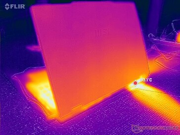 Exaustão ao longo da borda traseira e esquerda
