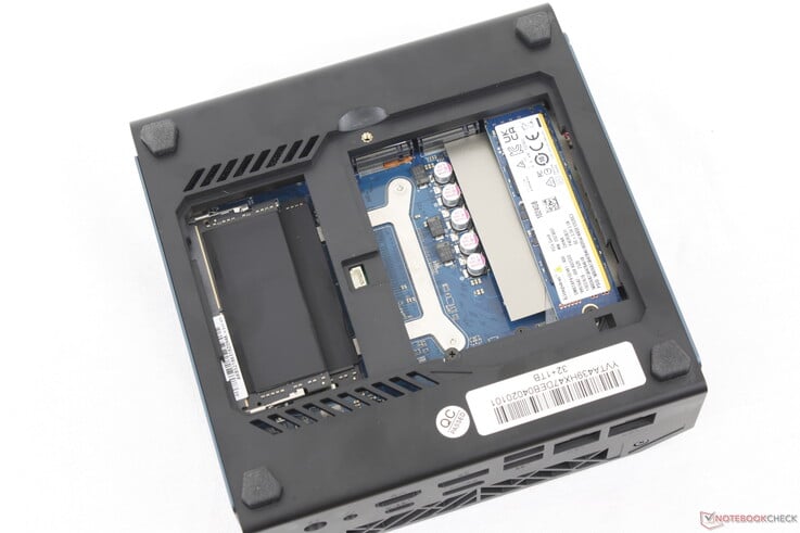Três slots para SSDs M.2 2280 e dois slots para SODIMMs DDR5 são facilmente acessíveis com uma chave de fenda Phillips