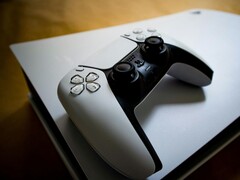 Um console PlayStation 5 e um controle DualSense. (Fonte da imagem: Pexels / Pascal)