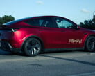 O robotaxi Tesla Model Y na cor Ultra Red (Fonte da imagem: @AdanGuajardo/X)