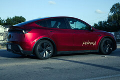 O robotaxi Tesla Model Y na cor Ultra Red (Fonte da imagem: @AdanGuajardo/X)