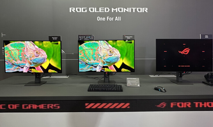 O ROG Strix OLED XG32UCWG e XG32UCWMG em exibição na Computex 2025. (Fonte da imagem: TFTCentral)