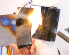 Um smartphone topo de linha queima. (Fonte da imagem: JerryRigEverything via YouTube)