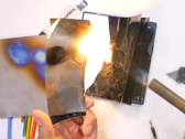 Um smartphone topo de linha queima. (Fonte da imagem: JerryRigEverything via YouTube)