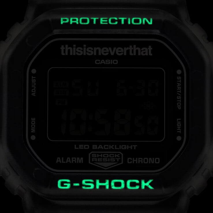 As marcações da luneta que brilham no escuro do Casio G-Shock DW-5600TNT-7 iluminam-se em verde em um ambiente escuro.