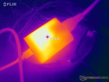 O adaptador AC pode alcançar mais de 39 C quando a carga é muito alta por longos períodos