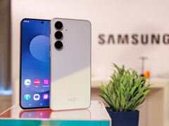 Bom desempenho e recursos a um preço cada vez mais atraente: A Galaxy S25 FE em análise. (Fonte da imagem: Daniel Schmidt)