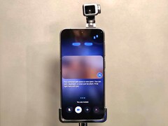 O Honor Robot Phone vem com um companheiro de IA que pode ver e interagir por meio de sua câmera gimbal e avatar na tela.