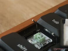 O K3 HE tem estabilizadores de caps lock e shift direito frustrantemente ruins - o senhor pode removê-los com algum esforço