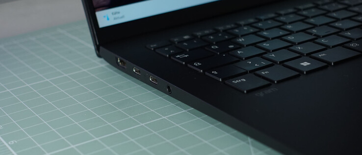 HDMI, 2 x USB-C com Thunderbolt, DP e PD, 3,5-mm-Headset-Anschluss