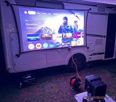 O projetor Nebula X1 da Anker também pode ser usado em ambientes externos (Fonte da imagem: Marcus Schwarten / Notebookcheck)