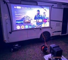 O projetor Nebula X1 da Anker também pode ser usado em ambientes externos (Fonte da imagem: Marcus Schwarten / Notebookcheck)
