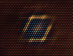 Ao adicionar meio por cento de lítio, o precipitado em forma de esfera no sistema Cu-Ta se transforma em uma estrutura cuboidal estável (foto). (Fonte da imagem: SciTechDaily)