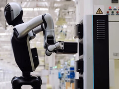 O robô Walker S2 troca sua própria bateria. (Fonte da imagem: UBTech/YT)