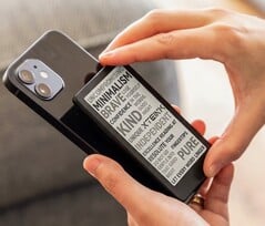 Com uma tela de 4,3 polegadas, o e-reader Xteink X4 Pro é extremamente compacto.