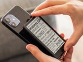Com uma tela de 4,3 polegadas, o e-reader Xteink X4 Pro é extremamente compacto.