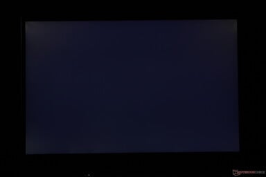 Vazamento de luz de fundo moderado e irregular nos cantos superiores