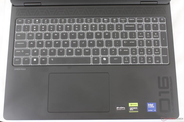 O clickpad é confiável, mas pequeno (~12.5 x 8 cm) em relação ao tamanho geral do dispositivo. Teclado chanfrado com RGB por tecla, sem opções mecânicas