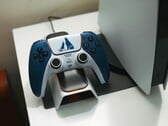Um controle DualSense personalizado com o tema God of War descansando em uma base de carregamento na frente de um console PlayStation 5. (Fonte da imagem: FOX ^.ᆽ.^= ∫)
