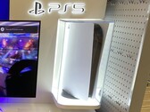 A PlayStation 5 é mantida em uma caixa de vidro bem ajustada neste quiosque de demonstração. (Fonte da imagem: NeoGAF - Kyshakk)
