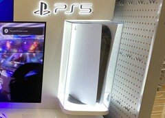 A PlayStation 5 é mantida em uma caixa de vidro bem ajustada neste quiosque de demonstração. (Fonte da imagem: NeoGAF - Kyshakk)
