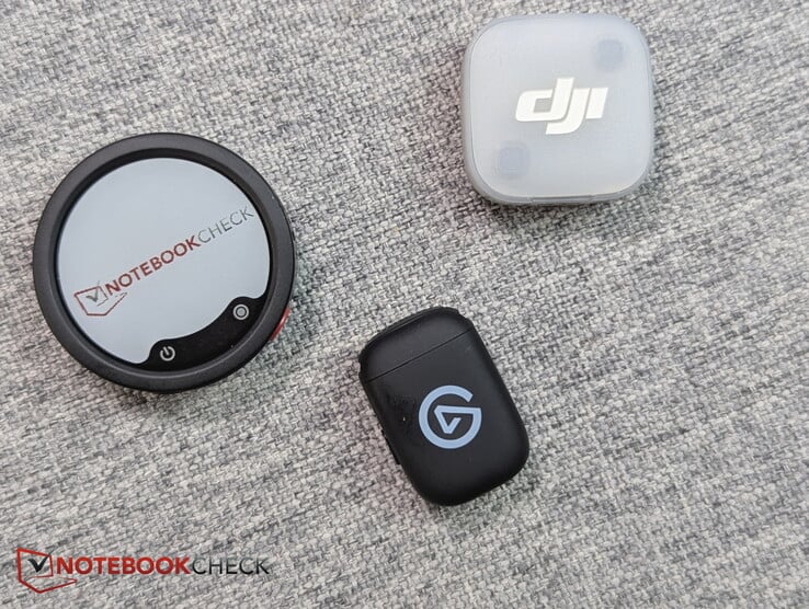 Embaixo: Elgato Wave Go (com uma marca de dedo engordurada); em cima: DJI Mic Mini; à esquerda: Insta360 Mic