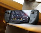 Um Steam Deck sentado em uma mesa (Fonte da imagem: Petar via Unsplash; cortado)