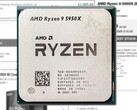 A AMD Ryzen 9 5950X tem estado sujeita a algum preço implacável por parte de certos varejistas. (Fonte de imagem: AMD/variada - editada)