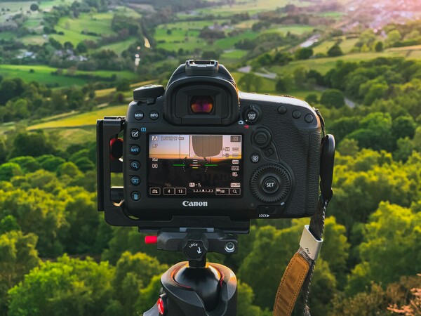 As câmeras DSLR oferecem uma variedade de modos de exposição, desde os modos totalmente automáticos até os totalmente manuais (Fonte: Unsplash)