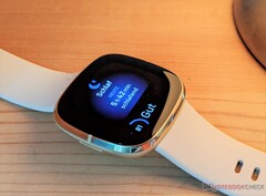 O Fitbit Sense poderia obter a medição da pressão arterial na forma de uma atualização se o teste de um mês da empresa correr bem. (Fonte de imagem: NotebookCheck)
