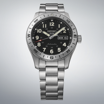 Relógio de campo automático Seiko 5 Sports HDB006 com mostrador preto, bezel com bússola e pulseira de aço inoxidável.