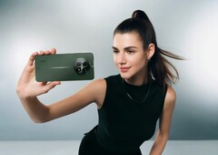 O Realme 12 tem um design moderno com um módulo de câmera redondo. (Imagem: Realme)