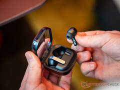 Os Buds 4 Pro estão disponíveis para pré-venda. Na foto: a cor preta dos fones de ouvido.