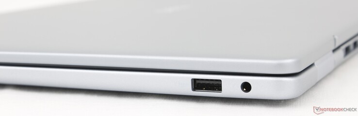 Direito: USB-A 3.2 Gen. 1, fone de ouvido de 3,5 mm