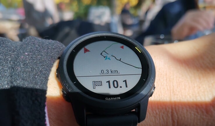 O Forerunner 745, lançado em 2020, veio com uma tela MIP