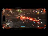 Jogabilidade no iPhone 17 Pro Max equipado com o chip A19 Pro, mostrando combate de alta intensidade com gráficos detalhados e controles na tela. (Fonte da imagem: Apple)