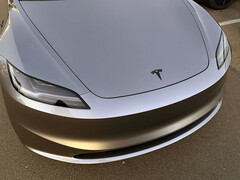 O Model 3 de 2026 com câmera no para-choque dianteiro e haste do pisca-pisca. (Fonte da imagem: Sawyer Merritt/X)