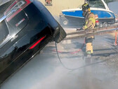 Bombeiro de Sacramento apagando um Model S em chamas (imagem: SFD)