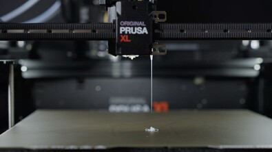 O silicone é extrudado na forma líquida e cura em minutos (Fonte da imagem: Prusa)