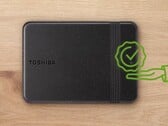 O disco rígido da Toshiba apresenta um design bastante minimalista com um esquema de cores em preto 