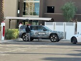 Um Rivian R2 carregando em um Tesla Supercharger (Fonte da imagem: Chrisediting on X)