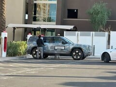 Um Rivian R2 carregando em um Tesla Supercharger (Fonte da imagem: Chrisediting on X)