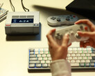 O AYANEO AM02 pode ser adquirido com o controlador 8BitDo e os acessórios de teclado Nuphy, na foto. (Fonte da imagem: AYANEO)