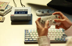 O AYANEO AM02 pode ser adquirido com o controlador 8BitDo e os acessórios de teclado Nuphy, na foto. (Fonte da imagem: AYANEO)